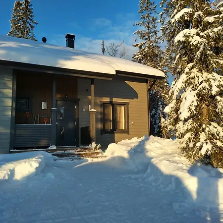 Aihki Pine Cottage, Iso-syoete Вилла *