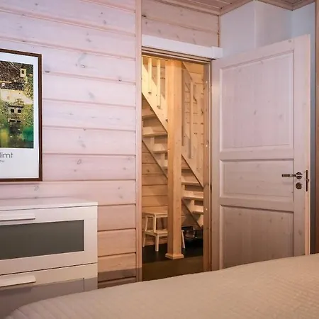Aihki Pine Cottage, Iso-syoete Вилла