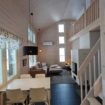 Aihki Pine Cottage, Iso-syoete Вилла *