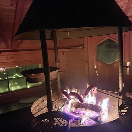 Aihki Pine Cottage, Iso-syoete Вилла